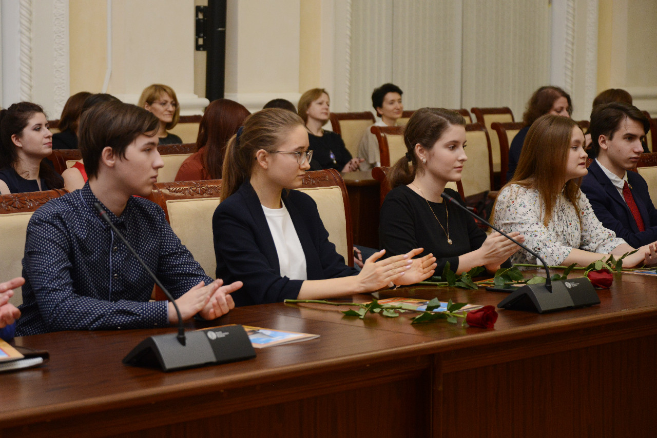 Князь смоленск. Стипендия князя Смоленского романа Ростиславовича 2022. Стипендия администрации Смоленской области. Островский награждения молодые ученые. Ученые Смоленска.