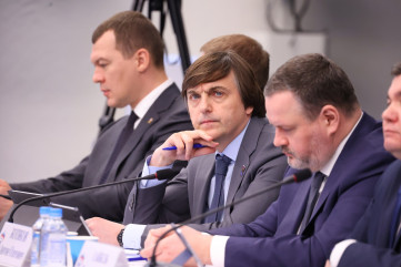 сергей Кравцов сообщил, что в 2025 году запланированы капитальный ремонт и оснащение порядка 1 300 школьных зданий - фото - 3
