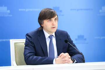 брифинг Министра просвещения РФ Сергея Кравцова по итогам 2024/25 учебного года - фото - 1