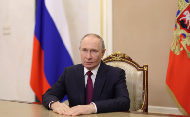 владимир Путин поздравил выпускников с окончанием школы - фото - 1