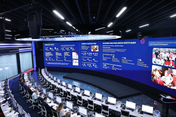 дмитрий Чернышенко: В 2025 году увеличилось количество мест отдыха для детей – дополнительно ребят принимали более 400 детских лагерей - фото - 4