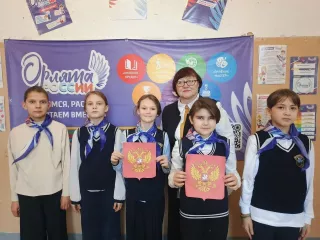 советники провели мероприятия, посвящённые Дню принятия Федеральных Конституционных законов о Государственных символах РФ - фото - 10