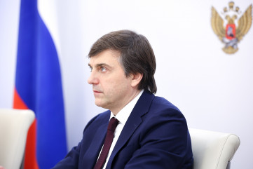 поздравление Министра просвещения Российской Федерации Сергея Кравцова с Международным днем родного языка - фото - 1