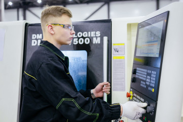 сергей Кравцов: Согласно кадровому прогнозу, 65% замещающей кадровой потребности рынка труда – это специалисты с СПО - фото - 1