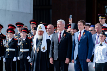 сергей Кравцов, патриарх Кирилл и мэр Москвы Сергей Собянин приняли участие в параде кадет на Поклонной горе - фото - 7