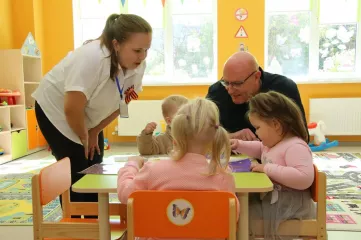 дмитрий Чернышенко и Сергей Кравцов поздравили работников сферы дошкольного образования - фото - 5
